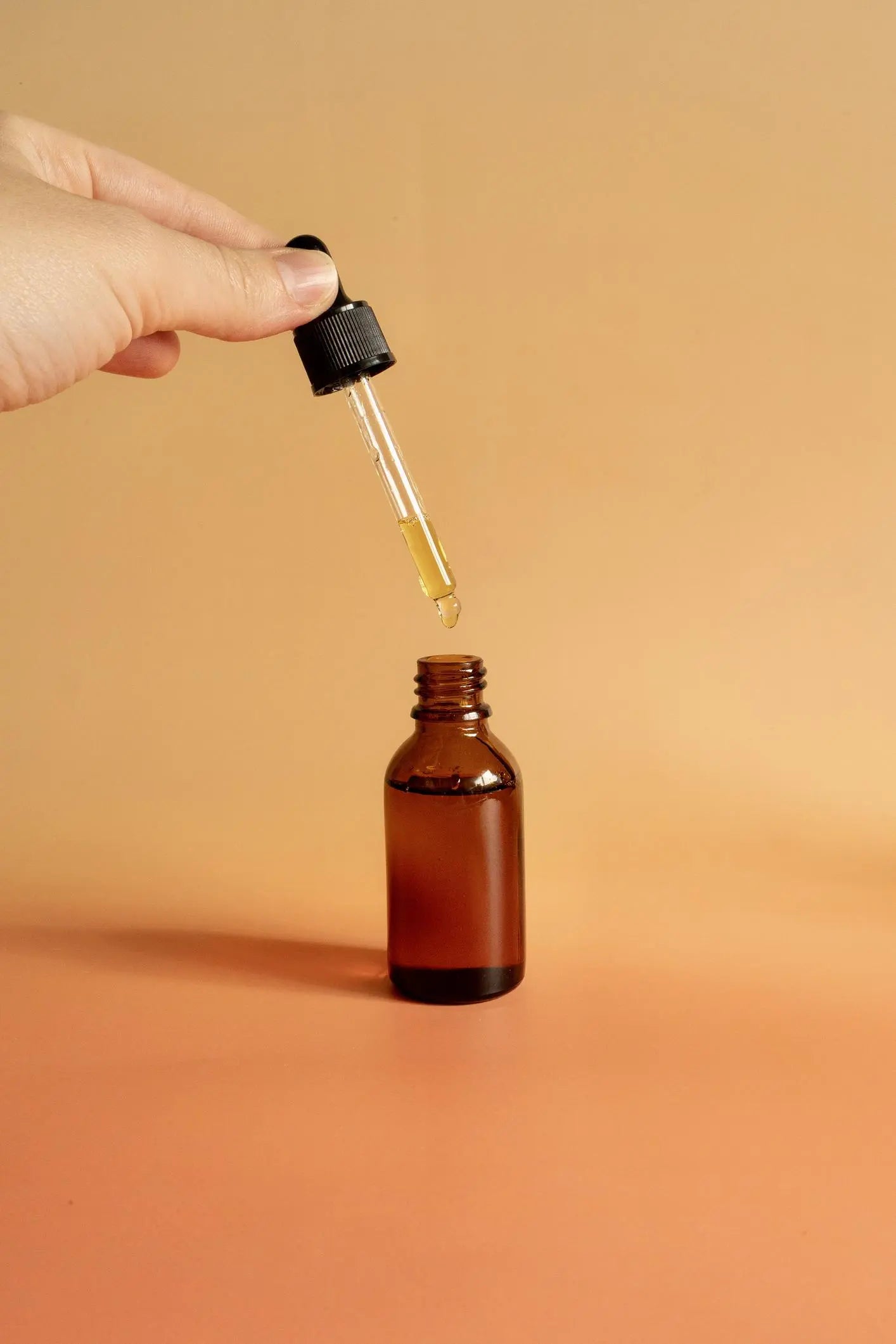 White Label vs Eigen Productie | Wat is Slimmer voor Jouw Merk? The Oil Producers
